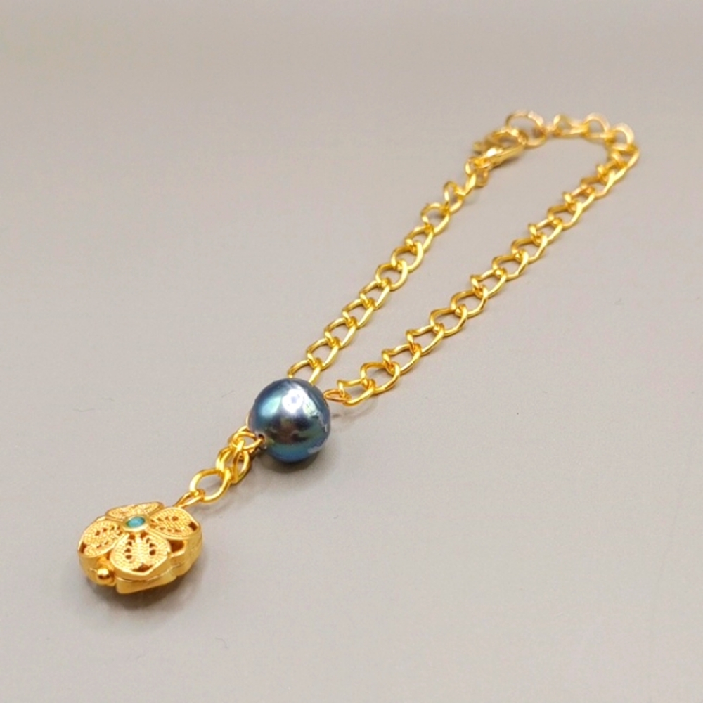 Hand Made 💕 NEW Elegant Gold and Blue Pearl Bracelet